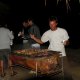 64- Fred s'occupe du barbecue 